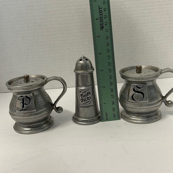 Vintage 1970's Wilton Armetale Plough Tavern Pot Belly Salt Pepper Toothpick Set - Picture 9 of 10